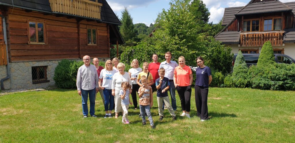 Wspólnota Prawdziwe Życie w Bogu - rekolekcje 2025 Grupa członków i sympatyków Stowarzyszenia Prawdziwe Życie w Bogu podczas wspólnych rekolekcji w górach.