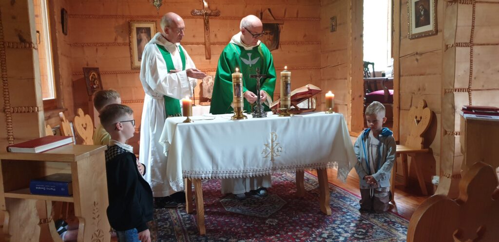 Msza Święta Kaplica Jaworki Kapłan odprawiający Mszę Świętą w drewnianej kaplicy Domu Rekolekcyjnego Ojcze Nasz w Jaworkach podczas rekolekcji Prawdziwe Życie w Bogu